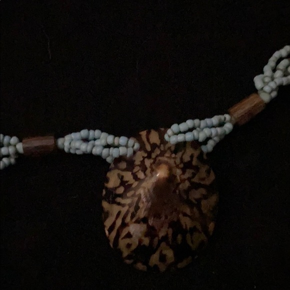 Turquoise beaded shell necklace - Picture 2 of 4